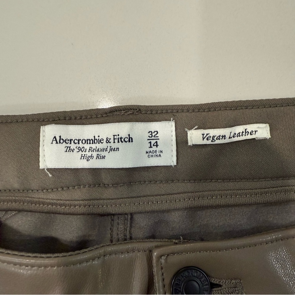 Abercrombie & Fitch Vegan Leather The 90’s Relaxed Cargo HighRise Jean Womens 14 - Picture 6 of 9